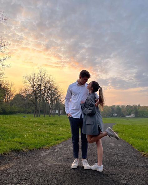 Couple sunset Trip Couple Photography, Couple Photography Poses On Road, Couple Pose In Park, Photo Ideas At Hill Station, Couple Poses Standing Photo Ideas, Couple Picnic Poses, Couple Poses For Trip, Couple Poses On Road, Couple Poses On Vacation