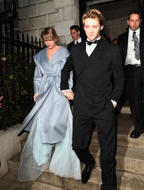 'Borrowed' and 'Blue': Is Taylor Swift Hinting at an Engagement to Joe Alwyn with New <em>Lover</em> Lyric? Joe Taylor, Joe Alwyn, Uk Actors, Celebrity Wedding Dresses, Estilo Taylor Swift, Andrew Scott, Calvin Harris, Taylor Swift Pictures, British Actors