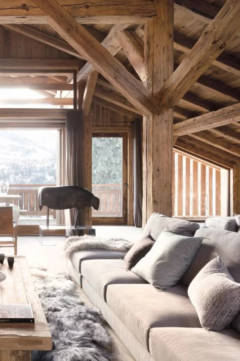 Décoration chalet de montagne : comment procéder ? - Marie Claire Chalet Living Room, Chalet Modern, Lodge Interiors, Chic Chalet, Chalet Interior Design, Mountain Interiors, Cottage Beach House, Chalet Chic, Alpine Chalet