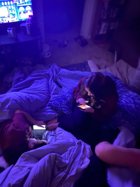 Sleepover Vibes Aesthetic, Group Sleepover Aesthetic, Vision Board Teen Girl, Sleep Over Pictures, Best Friends Hanging Out, Girls Hanging Out Aesthetic, Grunge Sleepover, Friends Watching Movies Aesthetic, Sleepover Aesthetic Pictures