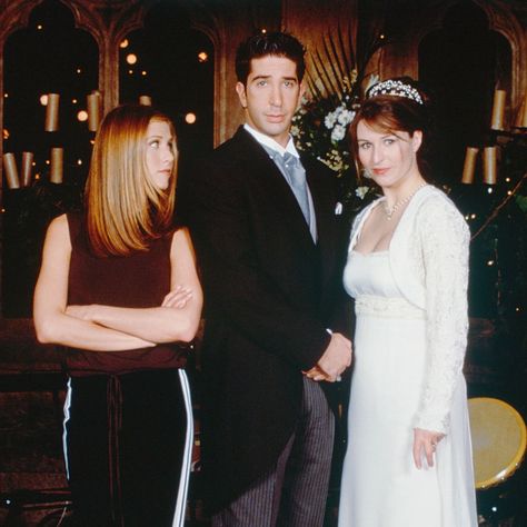 Friends made a big mistake in the Ross and Emily wedding episodeghkuk Helen Baxendale, Estilo Rachel Green, Tv Weddings, Ross And Rachel, British Wedding, Friends Cast, Friends Tv Series, Ross Geller, Wedding Movies