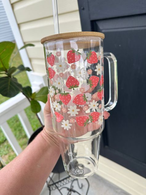 Tumblr Glass Cup, Tumblers With Vinyl Ideas, Cricut Tumblers, Glass Tumbler Design, Starbucks Cup Design, Tumbler Cups Personalized, Straw Holder, Cheesy Dip, Trendy Water Bottles