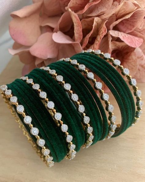 Hand Jewellery, Bridal Jewellery Inspiration, Thread Bangles Design, Colorful Bangles, Dark Green Velvet, Indian Jewelry Earrings, Indian Bridal Jewelry Sets, Bridal Jewellery Design, Antique Jewellery Designs