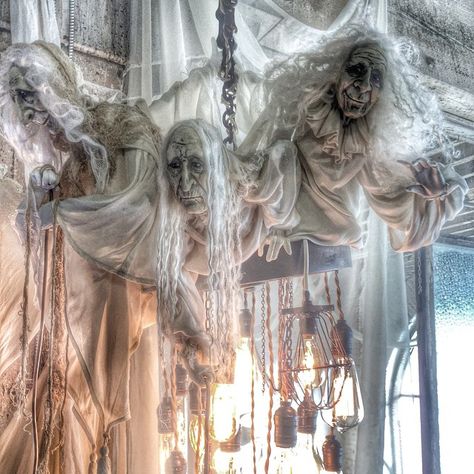 The ghost chandelier. No idea where the image is from originally; let me know if you know. But I WANT this! Samhain Magick, Halloween Chandelier, Tattoo Skulls, Hallowen Ideas, Halloween Props Diy, Halloween Arts And Crafts, Halloween Prop, Halloween Time, Halloween Yard