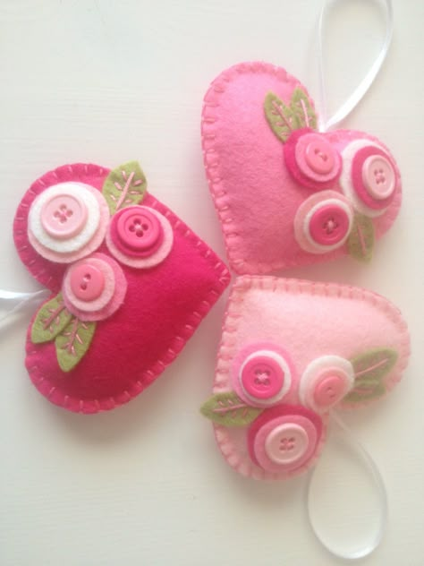 Felt Heart Ornaments, Valentines Bricolage, Baby Mobil, Diy Valentines Decorations, Valentine Projects, Fabric Hearts, Felt Embroidery, Felt Heart, Diy Valentines Crafts