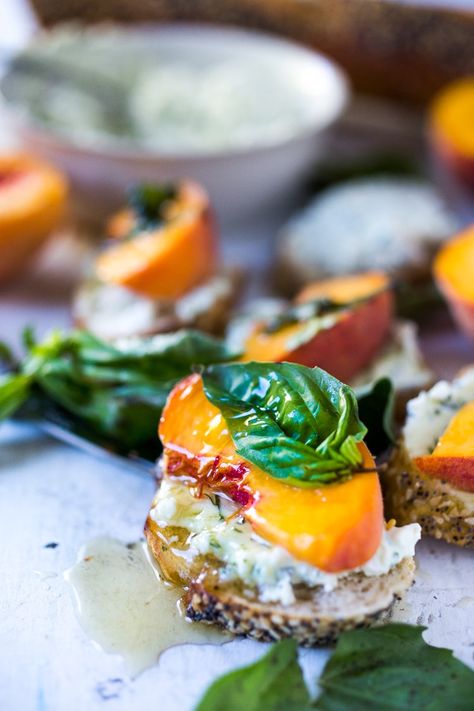 Peach Bruschetta with goat cheese, basil and rosemary-infused honey | Feasting at Home Bruschetta With Goat Cheese, Peach Bruschetta, Easy Delicious Appetizers, Infused Honey, Meal Recipes, Yummy Appetizers, Appetizers For Party, Goat Cheese, Clean Eating Snacks