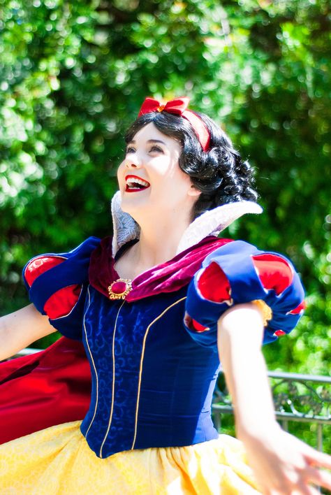 Disneyland Face Characters, Snow White Pictures, Snow White Characters, Disney Parque, Snow White Disney, Disney Face Characters, Princess Cosplay, Princess Pictures, Disney Cosplay