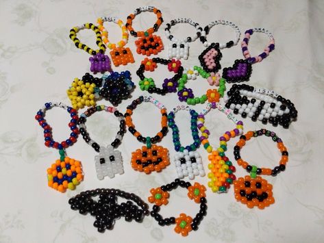 Kandi Cosplay, Halloween Kandi Ideas, Kandi Halloween, Goth Kandi, Halloween Kandi, Scene Kid Fashion, Kandi Charms, Kandi Designs, Kandi Inspiration