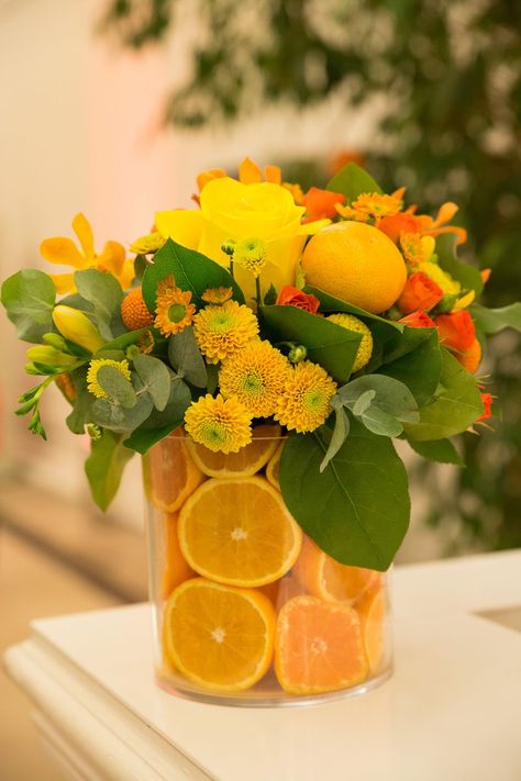 Flower Arrangement With Oranges, Citrus Flower Arrangements, Citrus Centerpiece Ideas, Friendsgiving Centerpieces, Citrus Floral Arrangement, Citrus Table Decor, Hybrid Flowers, Lemon Table Decor, Citrus Theme