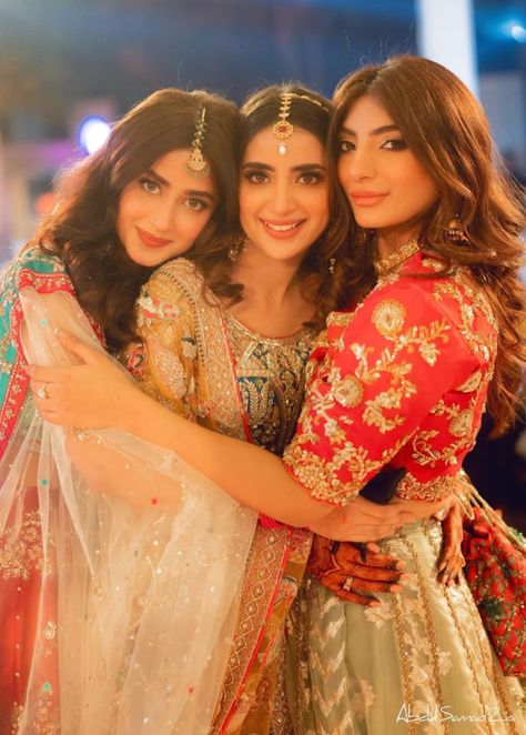 Saboor Aly Wedding, Sister Picture Poses, Saboor Aly, Indian Wedding Aesthetic, Mehendi Photography, Bridesmaid Poses, Game Portal, Sisters Photoshoot Poses, Bridesmaid Photoshoot