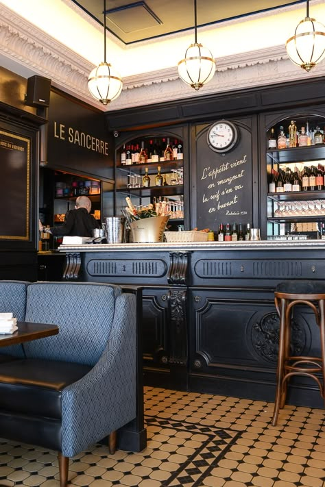 6 Ideas To Transform Your Kitchen Into A French Bistro Brasserie Design, French Bistro Kitchen, Tile Bar, Bistro Interior, Bistro Decor, Restaurant Counter, Bistro Design, Bistro Kitchen, Pub Interior