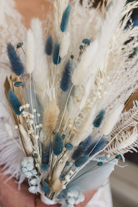 Blue Pampas Arrangement, Teal Pampas Grass Decor, Blue Pampas Grass Decor, Beach Bouquet Wedding, Pampas Grass Centerpiece Wedding Ideas, Grass Centerpiece, Boho Centerpiece, Winter Bridal Bouquets, Small Beach Weddings