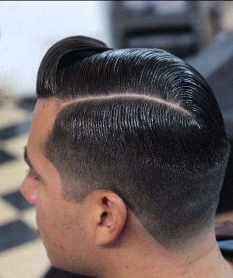 Mens Middle Part, Mens Fade Hairstyles, Brylcreem Hairstyles, Slicked Hairstyles, Greaser Hair, Middle Part Hair, Short Hair Men, Hairstyles Undercut, Male Haircuts