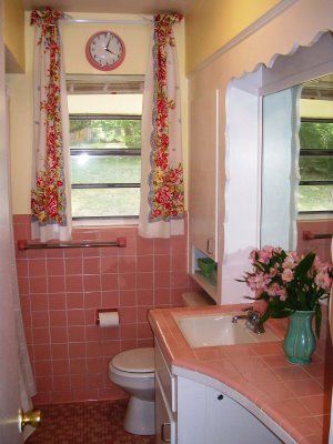 White Trim and Vintage Curtains. Oh so chic!  Cottage by the Sea: Pink Bathrooms 1950's Bathroom, Dreamy Bathrooms, Pink Tile Bathroom, Pink Bathrooms, Pink Bathroom Tiles, Colorful Bathrooms, Vintage Pink Bathroom, Scalloped Frame, Pink Tile