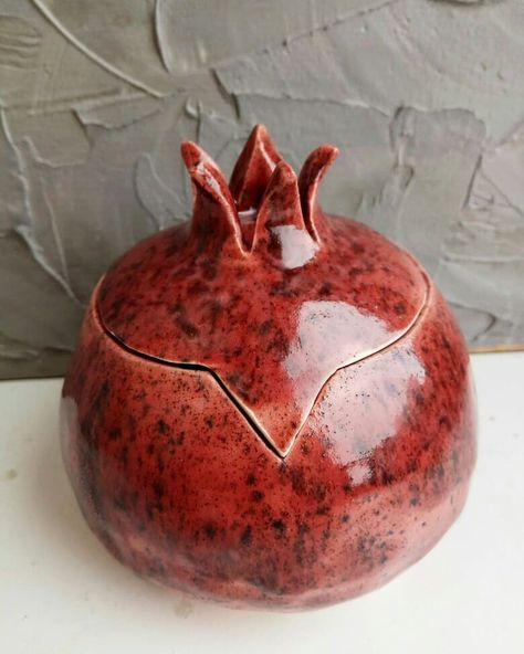 Ceramic Pomegranate, Ceramic Pinch Pots, Pomegranate Art, Pinch Pots, Ceramics Pottery Art, Ceramic Jars, Ceramics Ideas Pottery, Pot Lids, September 16