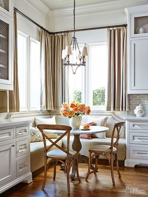 When it comes to eat-in kitchens, dining doesn't get much finer than this. French antique chairs pull up to a metal-top table with a striking pedestal base that also serves a plush banquette. The bench's shapely back, dual fabrics, and nailhead trim stack up for high-style seating. Small Banquette, Kitchen Booth, Banquette Ideas, Kitchen Booths, Parisian Kitchen, Kitchen Banquette, Grandmas Kitchen, Classic Kitchen, Banquette Seating