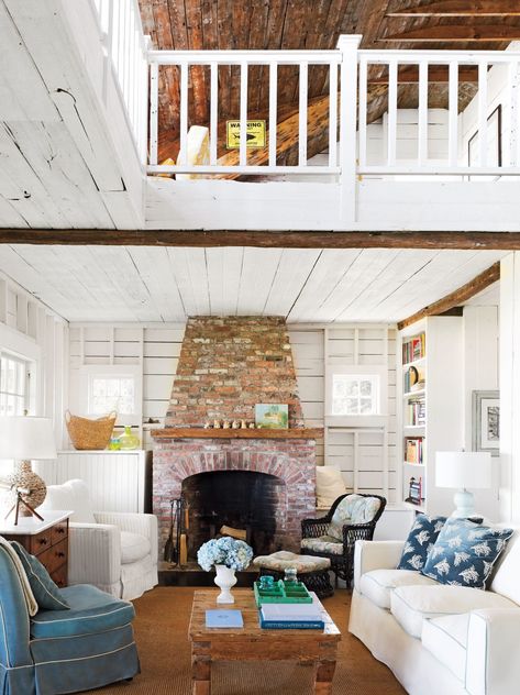 capecod_1113_05 Room Wall Decoration Ideas, Beach Cottage Ideas, Nantucket Cottage, Living Room Wall Decoration, Wall Decoration Ideas, Room Wall Decoration, Tropical Home Decor, Cottage Interior, Cottage Living Rooms