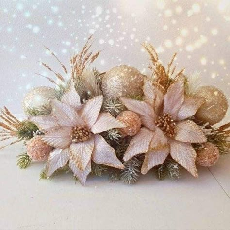 Gold Holiday Centerpieces, Rose Gold Christmas Table, Floral Christmas Centerpieces, Silver Centerpieces, Rose Gold Centerpiece, Christmas Centre Pieces, Rose Gold Christmas Decorations, Gold Centerpiece, Christmas Champagne