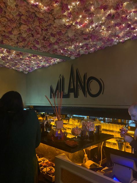 Milan Clubbing, Milan Restaurant Aesthetic, Milano Italy Aesthetic, Milan Lifestyle, City Life Milano, Milano Restaurant, Milan Italy Aesthetic, Milano Aesthetic, Milan Trip