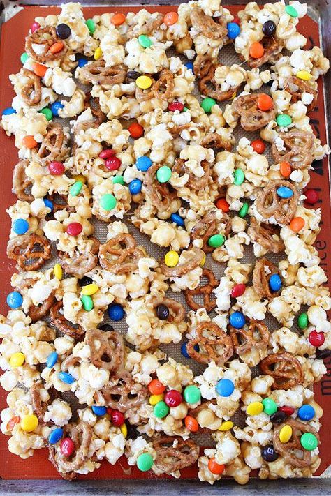 Sweet And Salty Popcorn, Salty Marshmallow, Marshmallow Popcorn, Salty Popcorn, Popcorn Mix, Popcorn Treats, Popcorn Balls, Popcorn Snacks, Popcorn Recipe