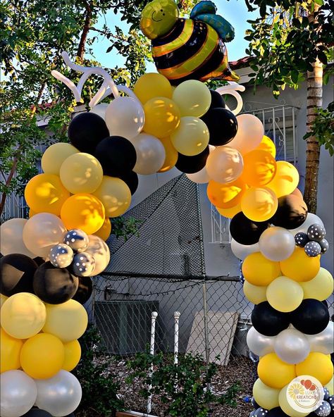 Black Arch, Yellow Balloons, Bee Party, Balloon Decor, Balloon Art, Bee Theme, Balloon Arch, Cute Crafts, Bee Hive