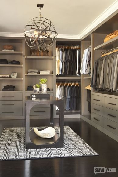 Talk abut a walk in closet! Note the meticulously color coordinated clothes. Yup, this is definitely Jeff Lewis' closet. Man Home Decor, Closets Ideas, A Walk In Closet, Master Closet Design, Jeff Lewis, Grand Dressing, Dressing Design, Casa Clean, Dressing Room Closet