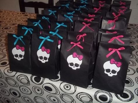 Monster High Sweet 16 Party, Monster High Decorations, 2000s Birthday Party Theme, Monster High Halloween, Monster High Birthday Party, Monster High Cake, Vampire Party, Hello Kitty Birthday Party, Tenth Birthday