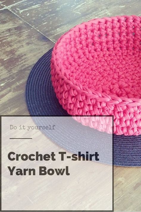 DIY Crochet yarn bowl. Free pattern. Crochet T Shirt Yarn, Crochet Yarn Bowl, Knot Knitting, Crocheted Baskets, Crochet T Shirt, Crochet Basket Pattern Free, Crochet Storage Baskets, Yarn Basket, Tshirt Yarn