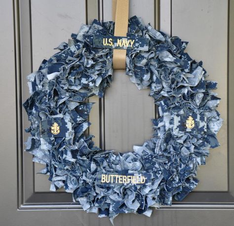 Love this military wreath! So awesome! Made with patches from his uniform and hung with his uniform belt <3 I'd need an Air Force one of course ;) Navy Wreath, Army Wreath, Military Crafts, Military Wreath, Navy Decor, Navy Uniform, Nautical Diy, Military Decor, Americana Wreath