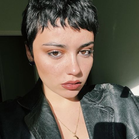 Girls Pixie Cut, Carla Diaz, Short Hair Pixie Cuts, Haircuts For Wavy Hair, Edgy Short Hair, Short Pixie Haircuts, Undercut Hairstyles, Pastel Hair, Short Hair Styles Pixie