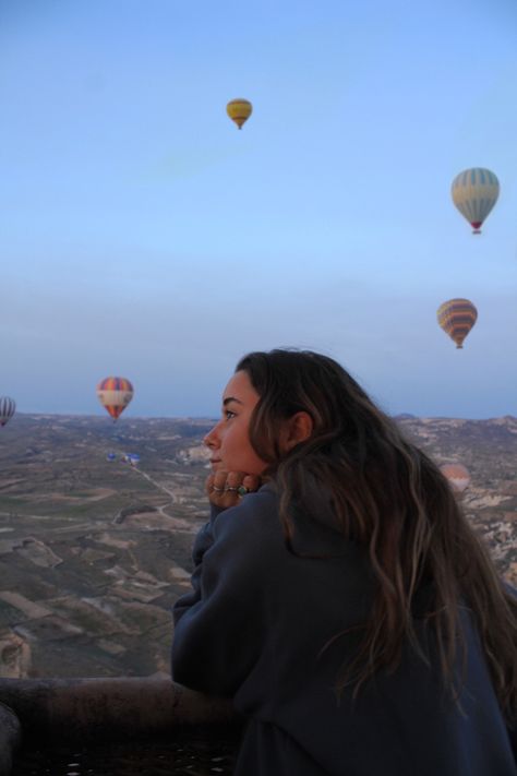 Air Balloon Pictures, Hot Air Balloon Outfit Ideas Summer, Hot Air Balloon Pictures, Hot Air Balloon Outfit Ideas, Capadocia Photo Ideas, Hot Air Balloon Aesthetic, Hot Air Balloon Photoshoot, Hot Air Balloon Picture Ideas, Hot Air Balloon Photo Ideas