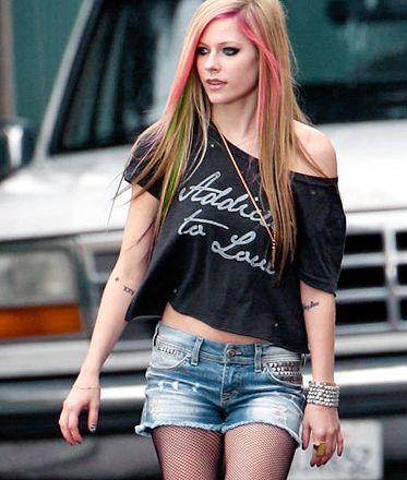 How to dress like Avril Lavigne? I love her style, but I can't seem to find the kinds of things she wears. What stores and styles she mostly wears and shops at. Thanks in advance :D Price range: Just looking for ideas Avril Lavigne Outfits, Avril Levigne, Avril Lavingne, Avril Lavigne Photos, Avril Lavigne Style, Street Style Edgy, Style Rock, Estilo Punk, Avril Lavigne