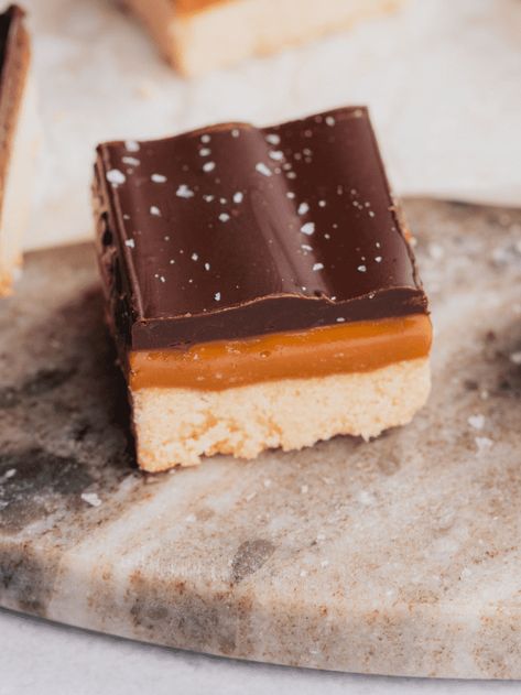 Shortbread Desserts, Gluten Free Caramel, Sugar Free Caramel, Millionaires Shortbread, Chocolate Caramel Slice, Salted Caramel Bars, Millionaire Shortbread, Caramel Slice, Shortbread Bars