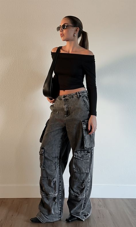 Baggy Cargo Jeans Outfit Woman, Baggy Pants Outfit Summer, Grey Cargo Jeans Outfit, Gray Cargo Pants Outfit, Denim Cargo Pants Outfit, Cargo Jeans Outfit Women, Acid Wash Jeans Outfit, Black Baggy Jeans Outfit, Cute Outfits Crop Tops