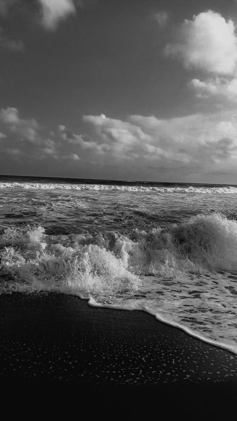 Black Beach Background, Beach Black Wallpaper, I Phone Wallpaper Black And White, Beach Black Aesthetic, Nature Aesthetic Black And White, Black And White Nature Wallpaper, Ocean Black And White Aesthetic, Black And White Beach Wallpaper, Black And White Beach Pictures