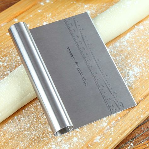 Cake Scraper, Whiskey Cake, Cake Cooking, Baking Decorating, Bread Slicer, Cake Decorating With Fondant, Dough Scraper, Bread Baker, Diy Baking