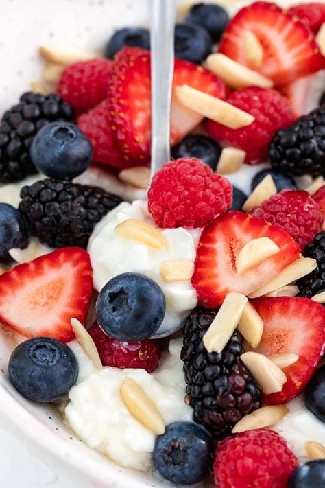 This high-protein Berry Cottage Cheese Breakfast Bowl is a great way to start the day! #breakfast #cottagecheese Cottage Cheese Lunch, Lunch Bowl Recipes, Skinnytaste Breakfast, Recipes For Fasting, Cottage Cheese Bowls, Cottage Cheese Breakfast Bowl, Queso Cottage, Cottage Cheese Breakfast, Ww Breakfast