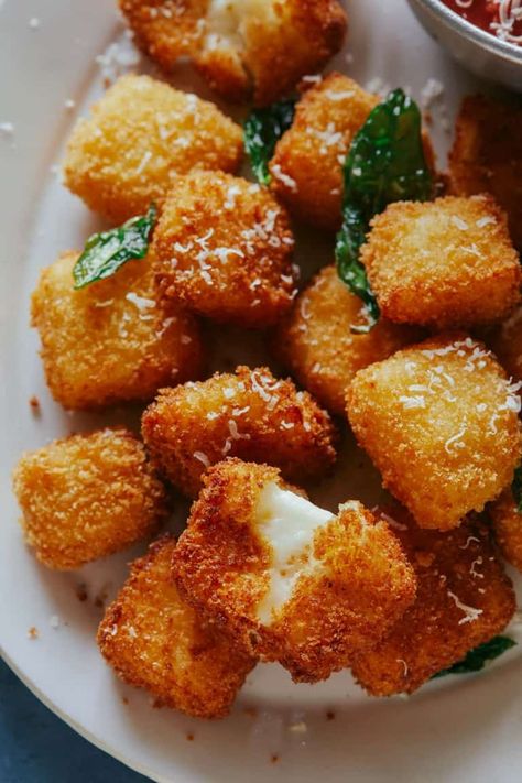 Halloumi Nuggets Marinara Dipping Sauce, Haloumi Recipes, Arabisk Mad, Super Bowl Snack, Veggie Nuggets, Spoon Fork Bacon, Mozzarella Sticks, Spoon Fork, Chicken Nuggets