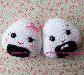 Amigurumi Onigiri (Japanese rice balls.)  Have to make this for Justin and Patrice. (This links to a free pattern.) Couple Amigurumi, Crocheted Stuffed Animals, Pola Amigurumi, Kawaii Crochet, Crochet Food, Crochet Amigurumi Free Patterns, Crochet Amigurumi Free, Crochet Keychain, Amigurumi Free