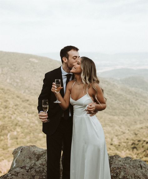 How to Elope at Shenandoah National Park - This all-inclusive guide on how to elope at one of the most beautiful national parks in the United States has everything you need to know! We talk all about weather, where to elope in Shenandoah, and other tips and tricks. Acadia National Park Wedding, Beautiful National Parks, Where To Elope, Outdoor Elopement, How To Elope, Skyline Drive, National Park Elopement, Shenandoah National Park, Park Elopement