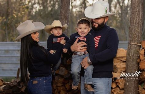 Vaquero Family Pictures, Mexican Family Aesthetic, Vaquero Family Pictures Mexican, Western Family Photoshoot, Country Family Pictures, Vaquera Outfit Couple, Country Mom And Son Pictures, Couple Vaqueros, Rodeo Family