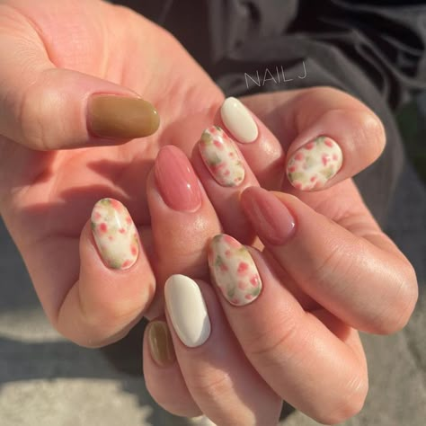 Cottagecore Aesthetic Nails, Cottage Nails, Korean Spring Nails, Nails Shorties, Cottagecore Nails, Trend Prediction, Shorties Nails, Art Nails Design, Spring Cottagecore