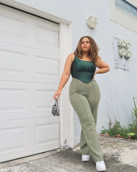 Square Pants Outfit Plus Size, Curvy Corset Outfit, Mid Size Corset Outfits, Plus Size Summer 2024, Plus Size Birthday Outfit Ideas Summer, Casual Birthday Outfit Plus Size, Curvy Going Out Outfits, Fat People Outfits, Fat Girls Outfit Ideas