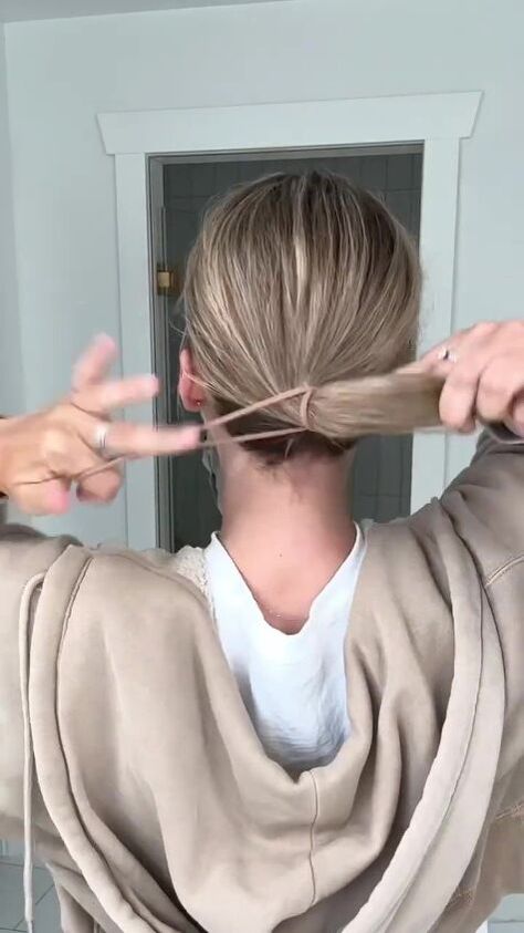 I have one of my 60 second hairstyles for you today. Learn a cute 1-minte hairdo in this quick post. Hairstyles With 2 Hair Ties, 1 Hair Tie Hairstyles, Hairstyle With One Hair Tie, One Hair Tie Hairstyles, Hairstyles With One Hair Tie, Easy Hair Updo, Second Day Hair, Easy Braided Updo, Second Day Hairstyles