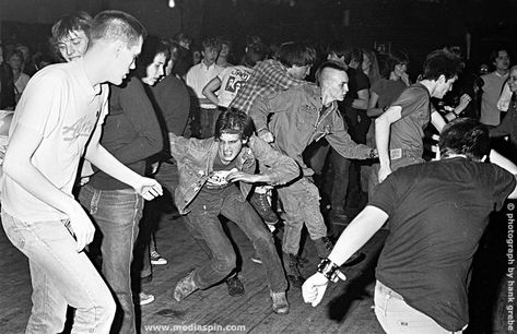 Punks in the mosh pit. Minor Threat, Ska Punk, 80s Punk, Punk Culture, Mosh Pit, People Dancing, Hardcore Punk, Scary Places, Post Punk