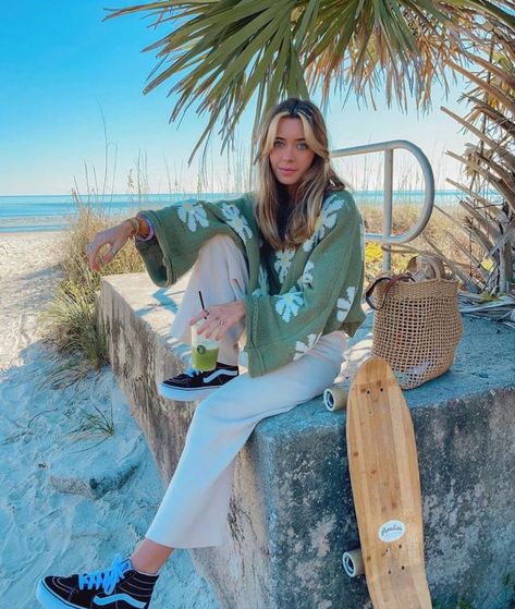 Surf Girl Style Outfits, Surf Girl Outfits, Surf Outfit Women, Surfer Style Outfits, Surf Aesthetic Outfit, Surfer Outfit, Surfer Girl Outfits, Surfer Girl Aesthetic, Surfergirl Style