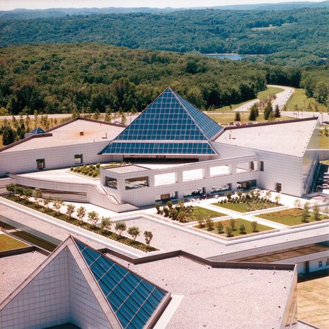 Gallery of The Evolution of Light in IM Pei’s Museums, from Dark Concrete Voids to Luminous Glass Pyramids - 20 Glass Pyramid Architecture, Pyramid Architecture Design, Im Pei Architecture, Pyramid Architecture, Pyramid House, Pyramid Roof, Pyramid Building, Zen House, Museum Interior