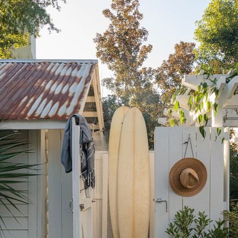 Studio Tre on Instagram: "Happy Monday #outdoorshower #surf #garden #pergola by Studio Tre 📸: @grantlegan" Surf Garden, California Surf Shack, Surf Home, Island Cottage, Garden Pergola, Ray White, Beachy Room, Surf House, Surf Shack