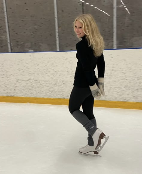 Female Ice Skaters, Blonde Figure Skater Aesthetic, Figure Skating And Hockey, Blonde Figure Skater, Blonde Ice Skater, Girl Ice Skating, Figure Ice Skating Aesthetic, Figure Skating Fits, Ice Skating Fits Casual