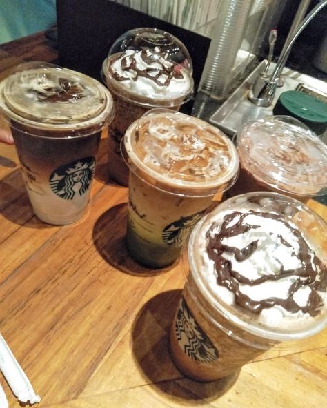 5 Starbucks Drinks, Starbucks Girl, Minuman Starbucks, Starbucks Malaysia, Friend Pic Ideas, Starbucks Aesthetic, Cute Drinks, Drinks Tea, Chocolate Food